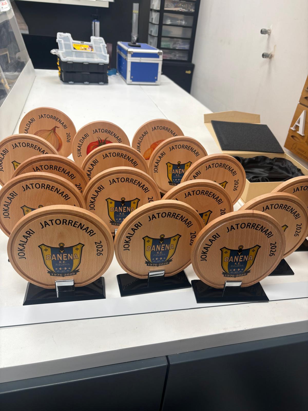Trofeos personalizados con impresión UV directa